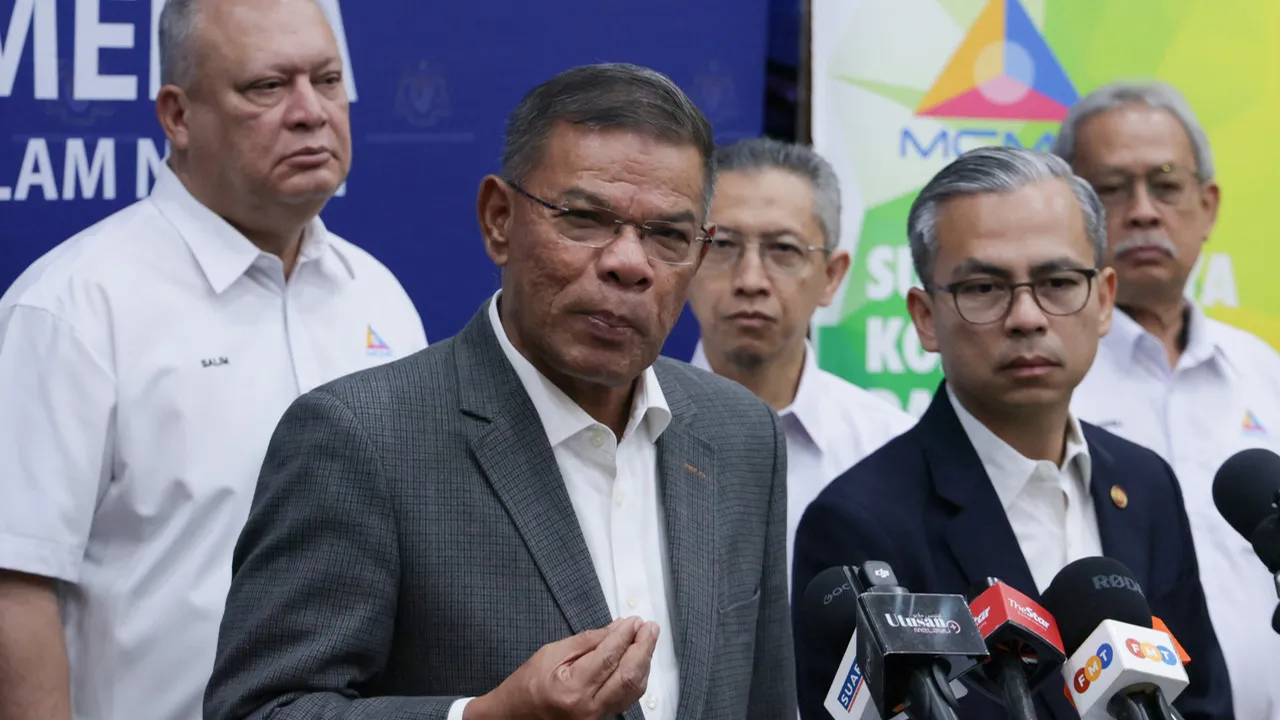 PUTRAJAYA, 18 Ogos -- Menteri Dalam Negeri Datuk Seri Saifuddin Nasution Ismail (dua, kiri) bercakap pada sidang media selepas Majlis Pertukaran Dokumen Perjanjian Persefahaman (MoU) antara Jabatan Imigresen Malaysia (JIM) dan Suruhanjaya Komunikasi dan Multimedia Malaysia (MCMC) di Kompleks Setia Perkasa hari ini.  Turut kelihatan Menteri Komunikasi Datuk Seri Fahmi Fadzil (dua, kanan), Ketua Setiausaha Kementerian Komunikasi Datuk Abdul Halim Hamzah dan Pengerusi MCMC Tan Sri Mohamad Salim Fateh Din (kana