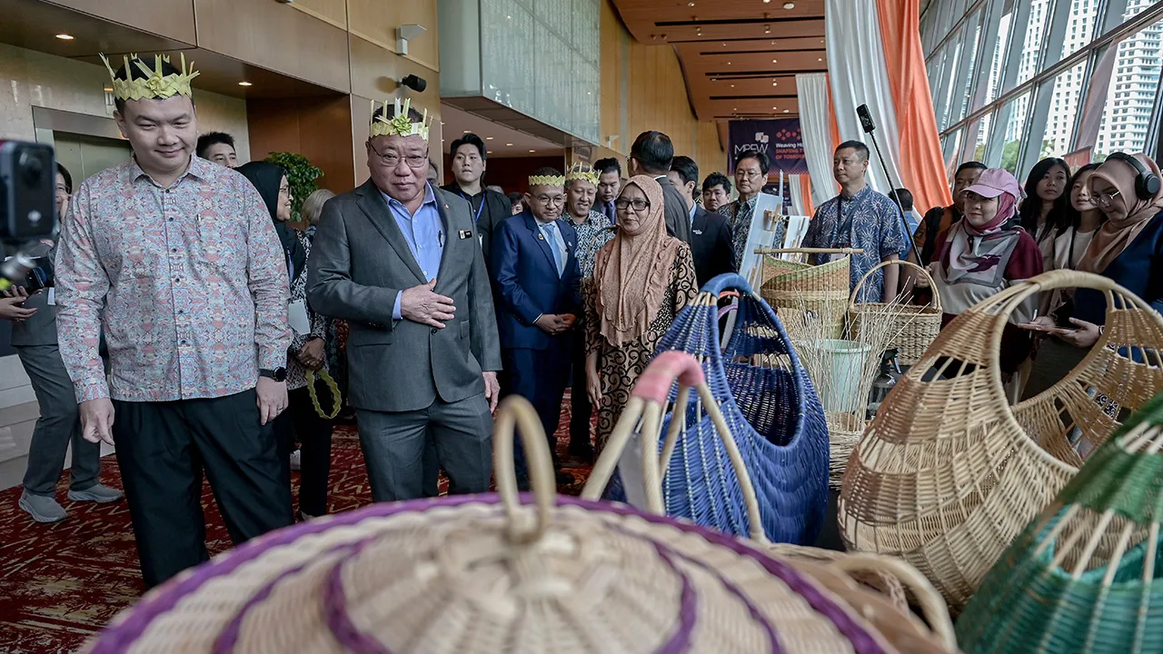 KUALA LUMPUR, Aug 4 -- Tourism, Arts and Culture Minister Datuk Seri Tiong King Sing visits the exhibition booths after launching the Malaysia Business Events Week (MBEW) 2026 at the Kuala Lumpur Convention Centre today.  Also present was Deputy Tourism, Arts and Culture Minister Chiew Choon Man (left).  --fotoBERNAMA (2026) COPYRIGHT RESERVED