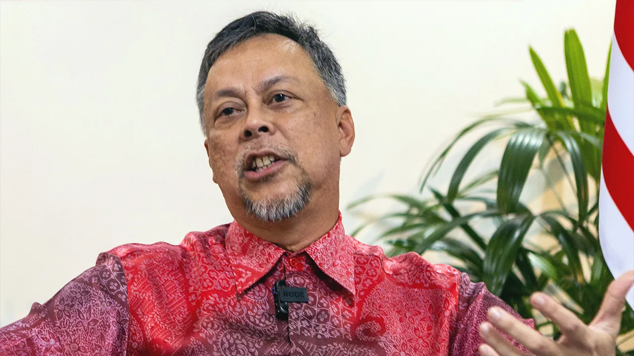 JAKARTA, 26 Mac -- Duta Besar Malaysia ke Indonesia, Datuk Syed Mohamad Hasrin Tengku Hussin mengadakan sidang media menjelang lawatan khas Perdana Menteri Malaysia, Datuk Seri Anwar Ibrahim, ke Jakarta esok.  Anwar dijadual mengadakan pertemuan dengan Presiden Indonesia, Prabowo Subianto, bagi membincangkan pelbagai isu semasa, termasuk konflik Iran-Israel, susulan perbualan telefon antara kedua-dua pemimpin itu baru-baru ini.  --fotoBERNAMA (2026) HAK CIPTA TERPELIHARA