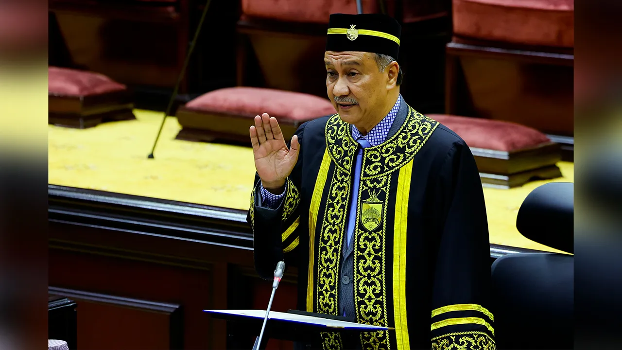 SEREMBAN, 18 Ogos -- Speaker Dewan Undangan Negeri (DUN) Negeri Sembilan yang baharu Datuk Seri Dr Awaludin Said ketika mengangkat sumpah pada Persidangan Pertama (Khas) Penggal Pertama Dewan Undangan Negeri, Negeri Sembilan ke-16 di Dewan Undangan Negeri hari ini.  --fotoBERNAMA (2026) HAK CIPTA TERPELIHARA