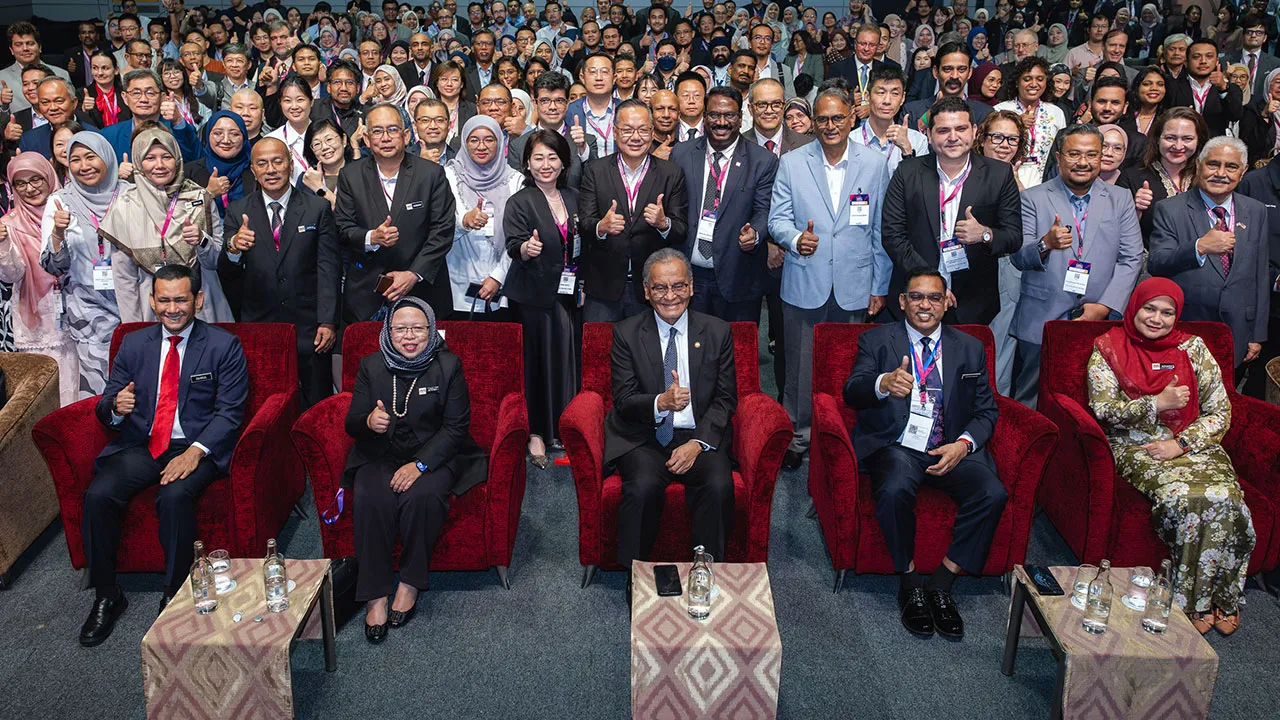 KUALA LUMPUR, 26 Ogos -- Menteri Kesihatan Datuk Seri Dr Dzulkefly Ahmad (depan, tiga kiri) bergambar pada Majlis Pembukaan International Medical Device Exhibition and Conference (IMDEC 2026) di Pusat Konvensyen Kuala Lumpur, hari ini.  Turut sama, Ketua Eksekutif Pihak Berkuasa Peranti Perubatan (MDA) Ts. Dr. Muralitharan Paramasua (depan, dua kanan).  --fotoBERNAMA (2026) HAK CIPTA TERPELIHARA