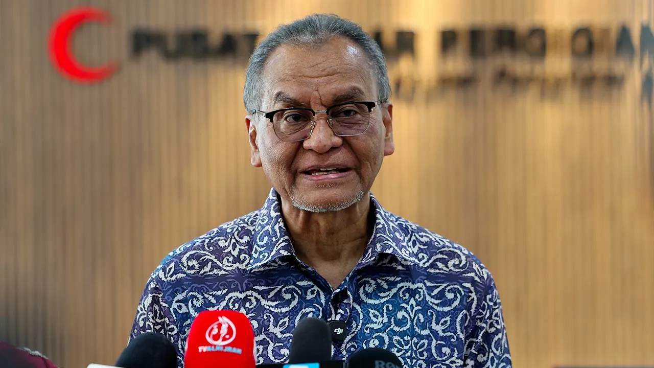 SEREMBAN, 27 Ogos -- Menteri Kesihatan Datuk Seri Dr Dzulkefly Ahmad ketika ditemui media selepas Majlis Perasmian Bangunan Baharu Pusat Pakar Pergigian Negeri Sembilan hari ini._BERNAMA