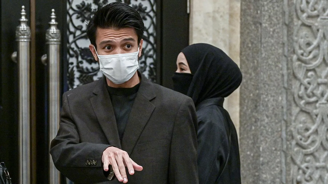 PUTRAJAYA, 3 Ogos -- Pendakwah selebriti Da'i Syed atau nama sebenarnya Syed Shah Iqmal Syed Mohd Shaiful hadir di Mahkamah Rayuan Putrajaya hari ini bagi pendengaran rayuan terhadap hukuman penjara 10 tahun termasuk tiga sebatan bersabit tuduhan merogol seorang wanita tujuh tahun lalu.  Da'i Syed kelihatan ditemani isterinya, Hana Ismail.  --fotoBERNAMA (2026) HAK CIPTA TERPELIHARA
