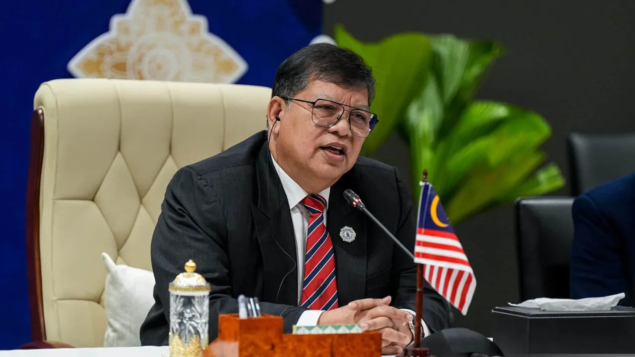 Saya turut berkesempatan mengadakan pertemuan bersama Samdech Techo Hun Sen, Presiden Senat Kemboja, dalam rangka lawatan kerja saya ke Phnom Penh. kredit : facebook  Dato' Johari Abdul