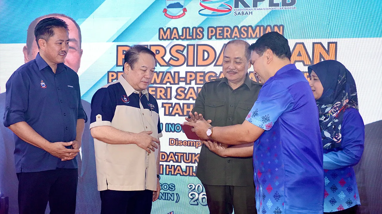 KENINGAU, 17 Ogos (Bernama) -- Kerajaan Negeri Sabah memperuntukkan hampir RMI bilion untuk pembangunan sektor pertanian, perindustrian dan pelancongan, yang terus menjadi antara pemacu utama pertumbuhan ekonomi Sabah tahun ini. Sehubungan dengan itu, Ketua Menteri Datuk Seri Hajiji Noor mahu setiap pegawai daerah melihat potensi ekonomi yang ada di kawasan masing-masing.