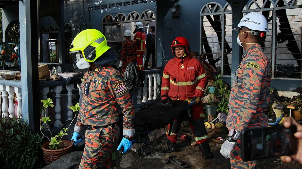KUALA NERUS, 26 Ogos -- Anggota Jabatan Bomba dan Penyelamat Malaysia (JBPM) mengusung jenazah kanak-kanak yang maut dalam kebakaran di Kampung Tok Jembal, awal pagi tadi.  Timbalan Pengarah Jabatan Bomba dan Penyelamat Terengganu, Mohd Shahrin Yusmar Mat Yusof berkata, pihaknya menerima panggilan kecemasan berhubung kejadian itu pada pukul 2.49 pagi dan operasi berakhir pada pukul 8.40 pagi.   -- fotoBERNAMA (2026) HAK CIPTA TERPELIHARA