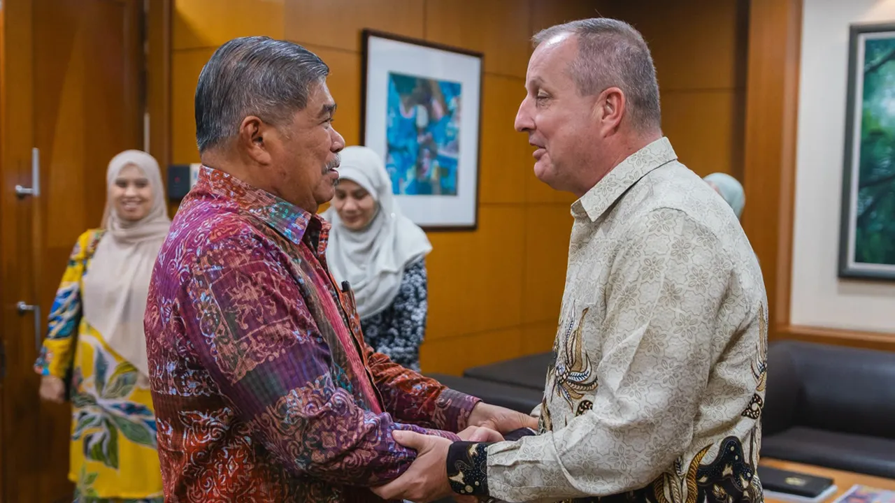 Petang tadi Bang Mat menerima kunjungan hormat daripada Duta Hungary ke Malaysia, TYT Dr. Sándor Sipos. Alhamdulillah, pertemuan ini membuka ruang untuk kita memperkukuh lagi kerjasama Malaysia dan Hungary dalam sektor pertanian serta keterjaminan makanan.