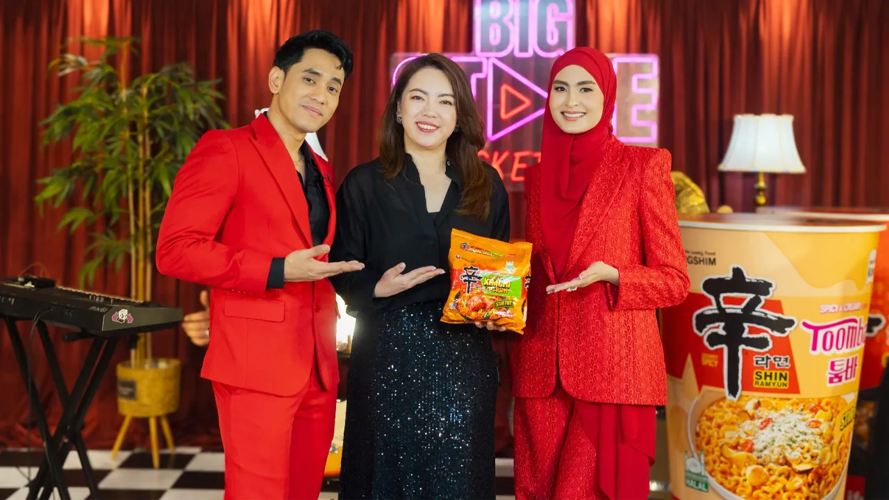 Duta NONGSHIM Malaysia, Khai Bahar dan Wany Hasrita bersama Pengurus Komersial GBA Corporation Sdn. Bhd., Foo Siew Kheng. Sumber: NONGSHIM