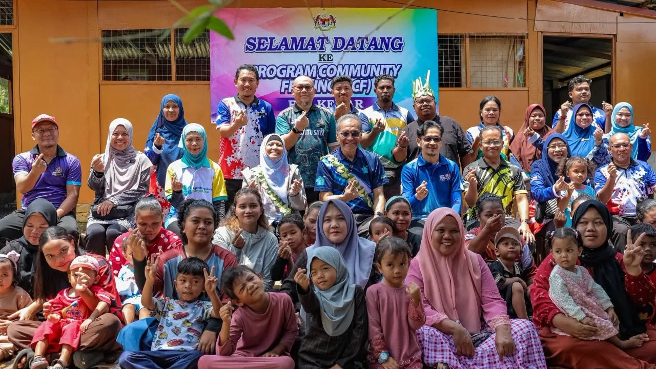 Sebelum pulang ke Royal Belum, saya telah melawat Pusat Program Community Feeding (PCF) di RPS Kemar. Program ini merupakan inisiatif intervensi pemakanan bersasar khusus buat anak-anak Orang Asli berusia 6 bulan hingga 6 tahun. Ia merangkumi pendekatan active feeding, bekalan susu tepung penuh krim, multivitamin, serta rawatan RUTF bagi kes kekurangan zat makanan._FB DR Dzulkefly Ahmad
