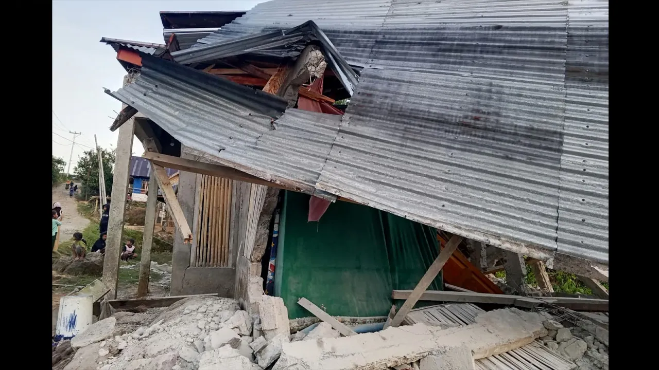 A building is seen damaged following an earthquake in East Manggarai, East Nusa Tenggara province, Indonesia, Saturday, Aug. 15, 2026. (AP Photo/Kurniawan)