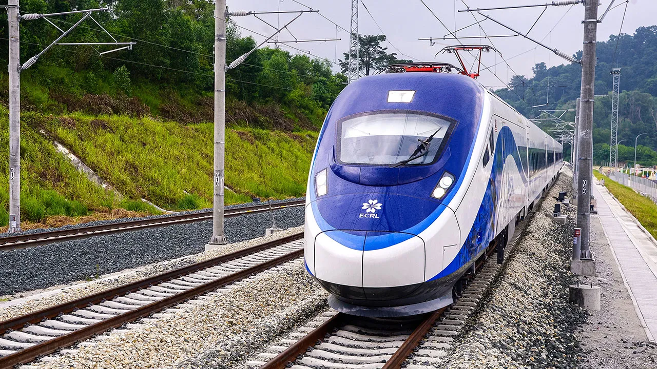 KUALA LUMPUR, 14 Ogos -- Projek Laluan Rel Pantai Timur (ECRL) kini memasuki fasa penting dengan bermulanya Ujian Integrasi Sistem (SIT) dan Fault-Free Run (FFR) bagi jajaran Kota Bharu, Kelantan hingga Gombak, Selangor, sekali gus menandakan langkah penting ke arah pengoperasian ECRL yang disasarkan bermula Januari 2027.  Ujian berkenaan melibatkan integrasi dan penyelarasan sistem utama kereta api ECRL termasuk sistem semboyan, komunikasi, bekalan kuasa tarikan dan overhead contact line bagi memastikan ke
