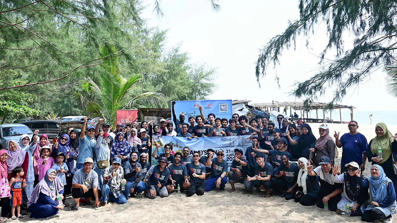 KUALA NERUS, 23 Ogos -- Ketua Pegawai Eksekutif Education Malaysia Global Services (EMGS) Novie Tajuddin (tengah) bergambar bersama para peserta pada Program "Malaysian Cultural Discovery Community Immersion" di Pantai Teluk Ketapang, semalam._BERNAMA