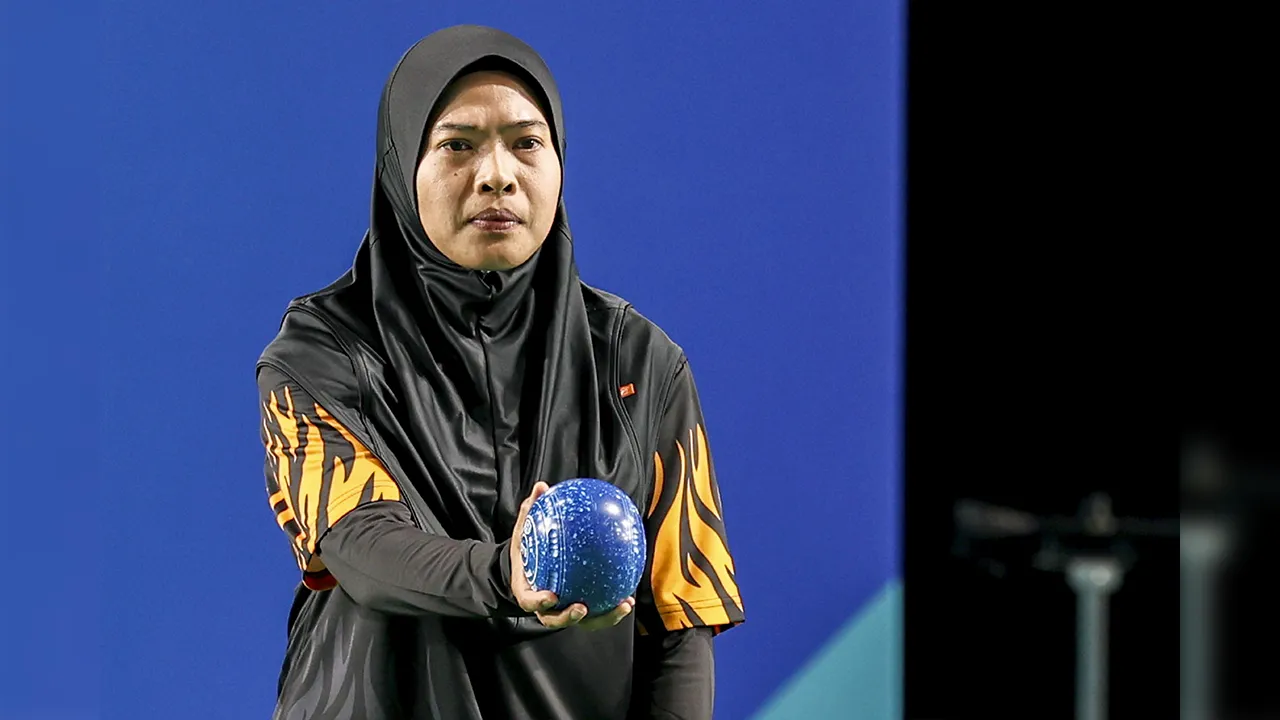 GLASGOW, 2 Ogos -- Pemain boling padang nombor satu dunia Emma Firyana Saroji gagal melayakkan diri ke final acara singles wanita pada Sukan Komanwel Glasgow 2026 di Scottish Event Campus (SEC) malam ini.  Emma Firyana tewas 0-2 kepada wakil Guernsey, Ali Merrien pada aksi separuh akhir.  -- fotoBERNAMA (2026) HAK CIPTA TERPELIHARA   GLASGOW, Aug 2 -- The world’s number one lawn bowls player Emma Firyana Saroji failed to qualify for the women's singles final of the Glasgow 2026 Commonwealth Games played at 