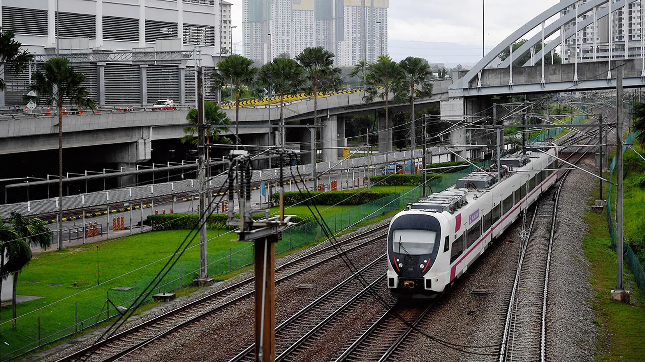 KUALA LUMPUR, April 3 -- The Express Rail Link (ERL) has consulted with the relevant authorities and decided to suspend its services for this period. ERL will continue to provide services to all its passengers once the Movement Control Order (MCO) is lifted due to the very low numbers of ridership in the past eight days. COVID-19 pandemic has completely halted all air travels and closed almost all offices and services, resulting in virtually no air travellers and limited commuters using ERL’s services. --fo