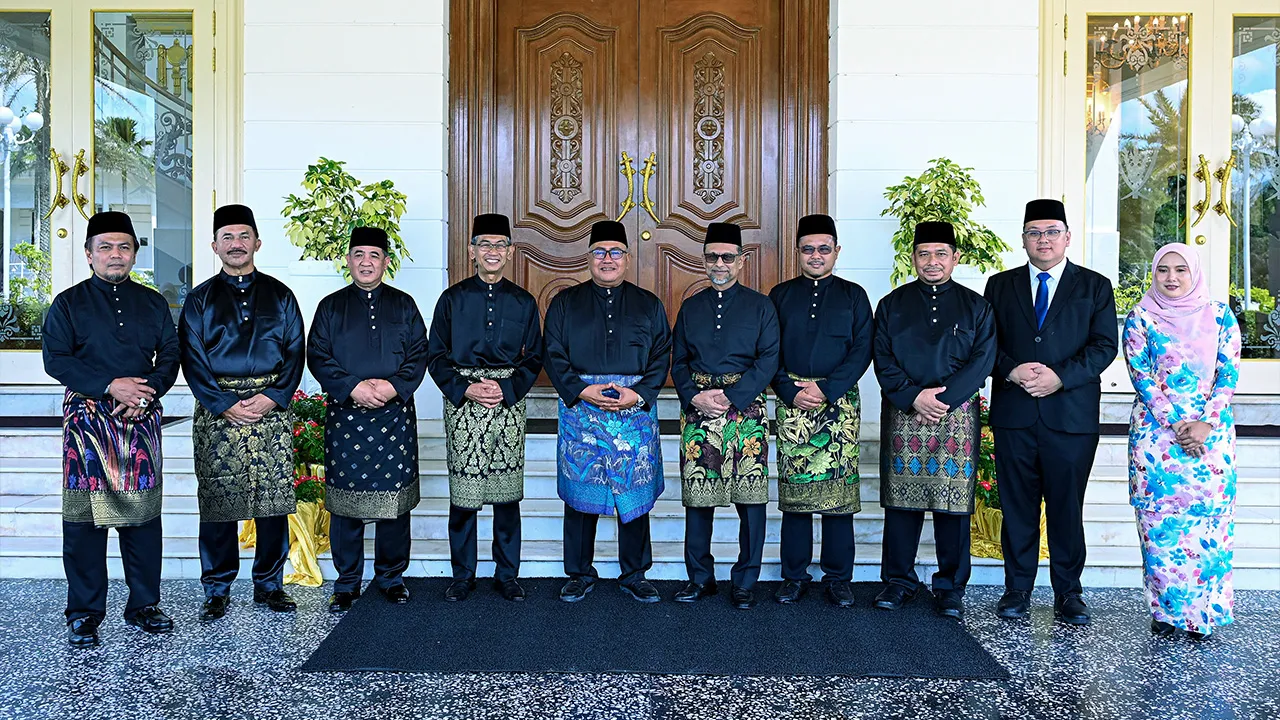 KUALA PILAH, 7 Ogos -- Barisan Ahli Majlis Mesyuarat Kerajaan Negeri Sembilan bergambar (dari kanan) Siti Nur Umaira Hasim, Siow Kong Choon, Mohd Fairuz Mohd Isa, Suhaimizan Bizar, Datuk Mustapha Nagoor, Datuk Mohd Faizal Ramli, Datuk Zaifulbahri Idris, Datuk Mohd Razi Mohd Ali, Datuk Razali Abu Samah dan Datuk Mohd Asna Amin selepas Istiadat Pelantikan dan Mengangkat Sumpah Ahli Majlis Mesyuarat Kerajaan Negeri Sembilan di Istana Besar Seri Menanti hari ini.