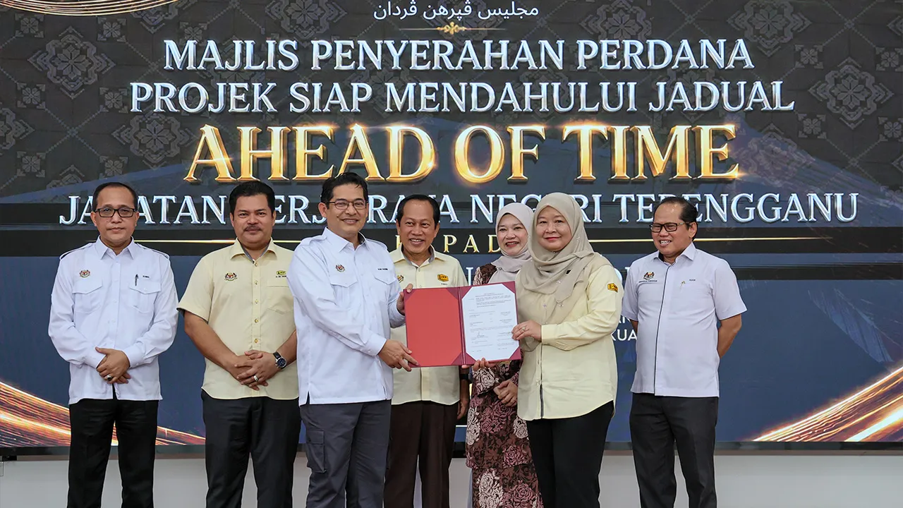 KUALA NERUS, 17 Ogos -- Menteri Pendidikan, Fadhlina Sidek (tiga, kanan) bersama Timbalan Menteri Kerja Raya, Datuk Seri Ahmad Maslan (tengah) menyaksikan Penyerahan Perdana Projek Siap Mendahului Jadual atau "Ahead on Time" (AOT) kepada Kementerian Pendidikan Malaysia (KPM) di SMK Tok Jembal hari ini.  Kementerian Kerja Raya menerusi Jabatan Kerja Raya (JKR) Terengganu secara rasmi menyerahkan 14 buah projek pembangunan aset pendidikan yang disiapkan mendahului jadual KPM.  Penyerahan projek telah siap itu