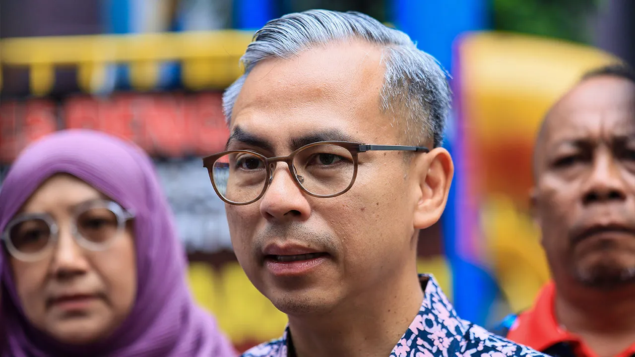 KUALA LUMPUR, 9 Ogos -- Menteri Komunikasi Datuk Seri Fahmi Fadzil menjawab pertanyaan media selepas hadir pada majlis Gotong-royong Mega Perangi Aedes di Desa Aman hari ini.  --fotoBERNAMA (2026) HAK CIPTA TERPELIHARA