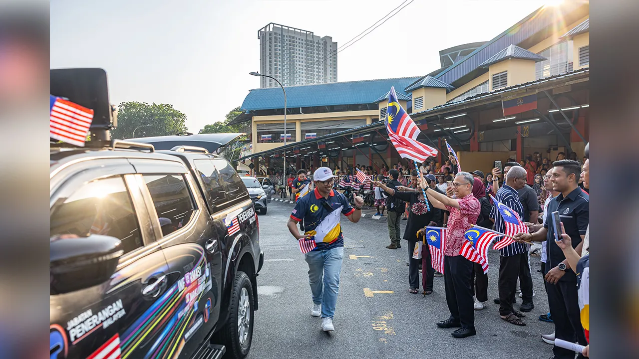 KUALA LUMPUR, 23 Ogos -- Menteri Komunikasi Datuk Seri Fahmi Fadzil menyempurnakan acara ‘flag-off’ Program Kembara Merdeka Jalur Gemilang (KMJG) 2026 X JAGO 2026 Peringkat Wilayah Persekutuan Kuala Lumpur dan Putrajaya di Pasar Taman Sri Sentosa hari ini.  -- fotoBERNAMA (2026) HAK CIPTA TERPELIHARA