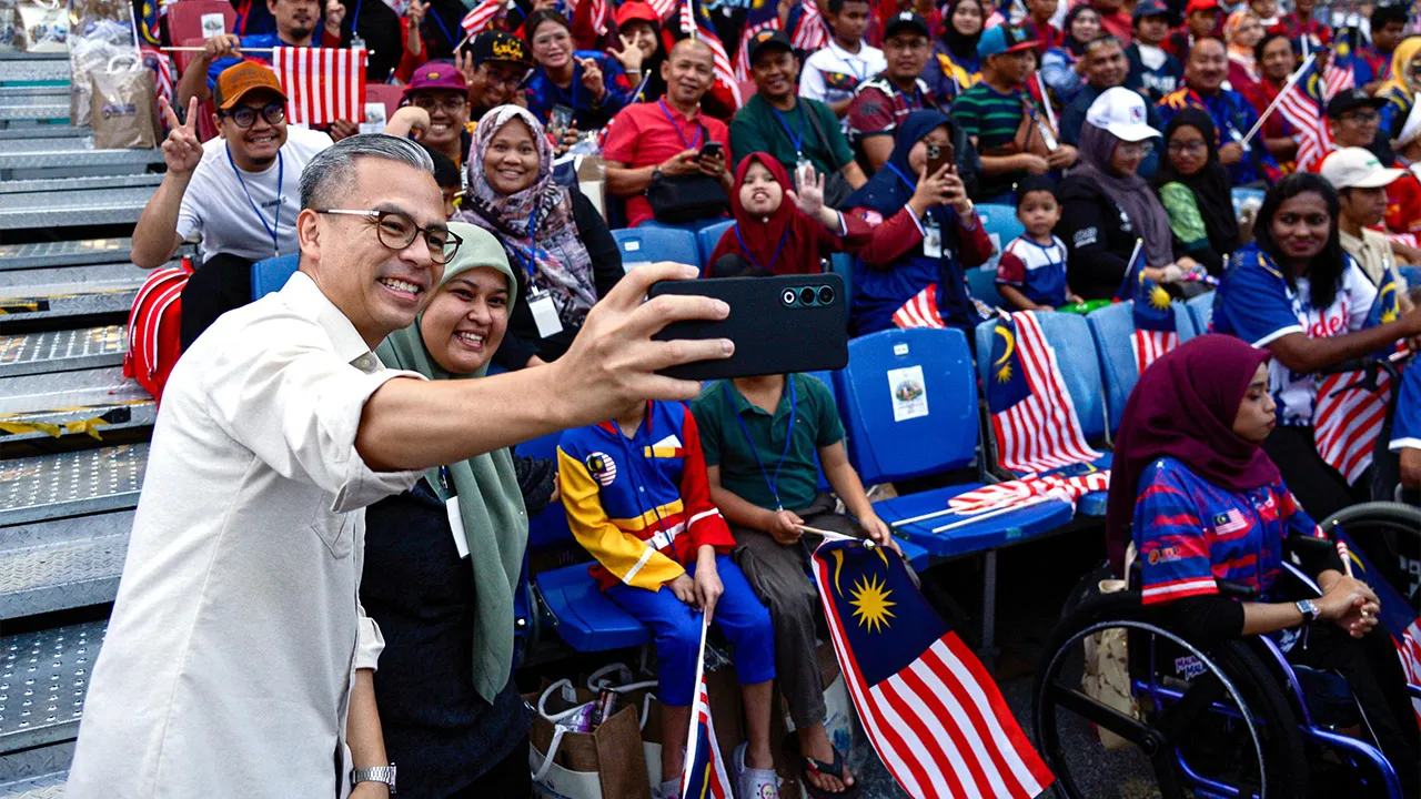 PUTRAJAYA, 31 Ogos - Menteri Komunikasi Datuk Seri Fahmi Fadzil menyapa, beramah mesra dan meluangkan masa berswafoto bersama orang ramai pada Sambutan Hari Kebangsaan 2026 di Dataran Putrajaya, hari ini. - fotoBERNAMA