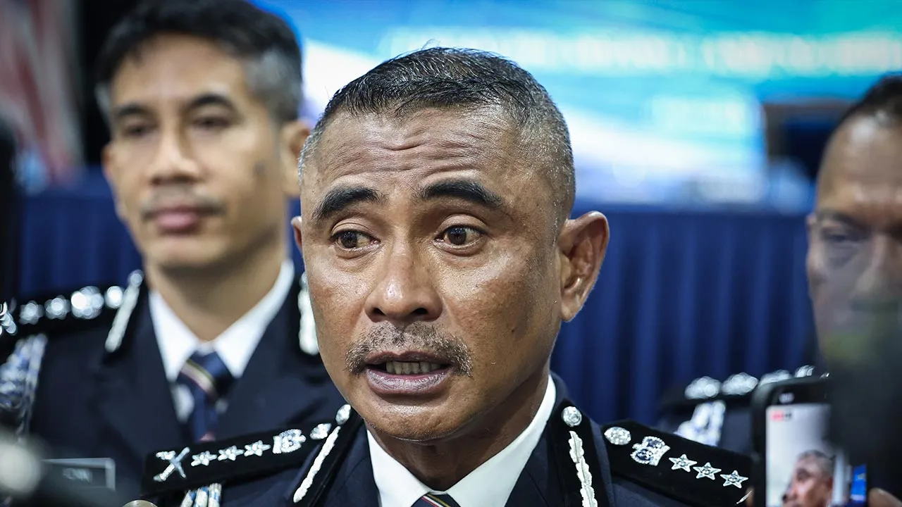 KUALA LUMPUR, 21 Julai -- Ketua Polis Kuala Lumpur Datuk Fadil Marsus dalam sidang media selepas Majlis Perhimpunan Bulanan Ketua Polis Kuala Lumpur di Ibu Pejabat Kontinjen Kuala Lumpur, malam ini.  Fadil berkata perhimpuan kedua yang diadakan pada sesi malam itu mencerminkan operasi pasukan Kuala Lumpur yang berjalan 24/7 selain menekankan bahawa aktiviti penguatkuasaan, siasatan dan operasi juga aktif pada waktu malam.  Seramai 1,100 pegawai dan anggota menyertai perhimpunan tersebut selain meraikan samb