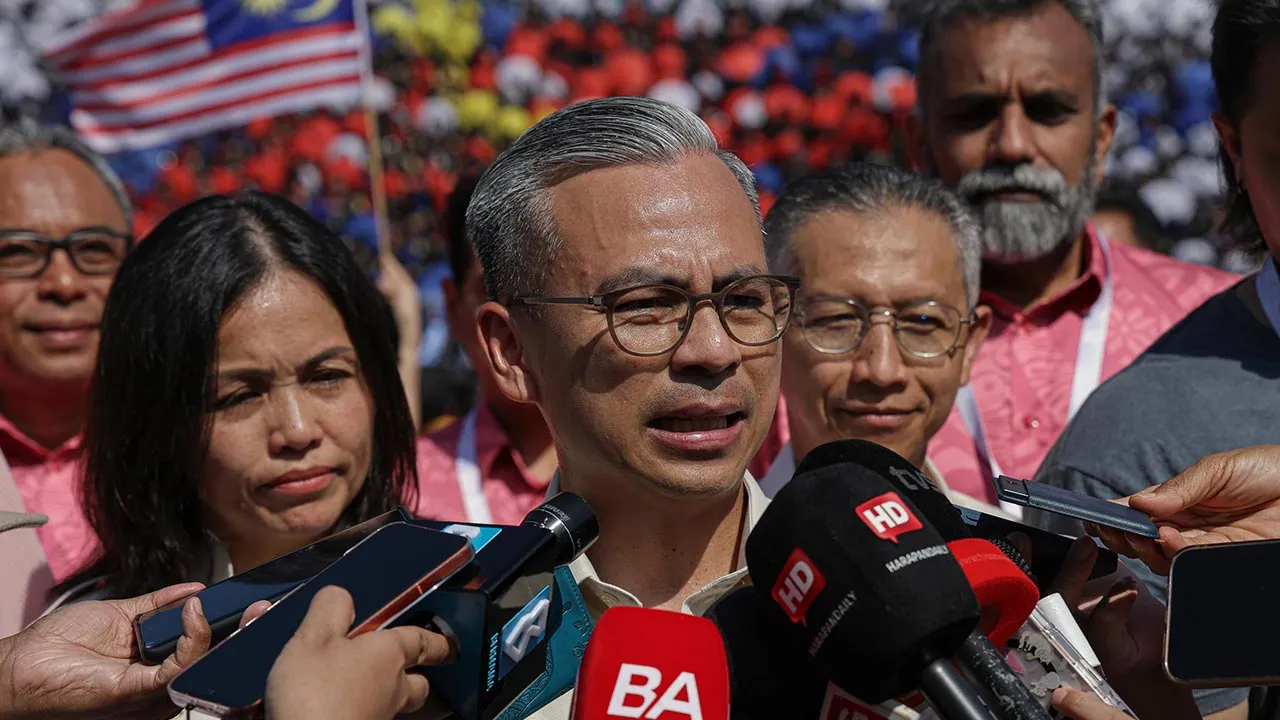 PUTRAJAYA, 31 Ogos - Menteri Komunikasi yang juga Pengerusi Jawatankuasa Induk Sambutan Hari Kebangsaan dan Hari Malaysia (HKHM) 2026 Datuk Seri Fahmi Fadzil ditemu bual pemberita selepas Sambutan Hari Kebangsaan 2026 di Dataran Putrajaya hari ini. Turut sama Timbalan Menteri Komunikasi Teo Nie Ching dan Ketua Setiausaha Kementerian Komunikasi Datuk Abdul Halim Hamzah. - fotoBERNAMA (2026) HAK CIPTA TERPELIHARA