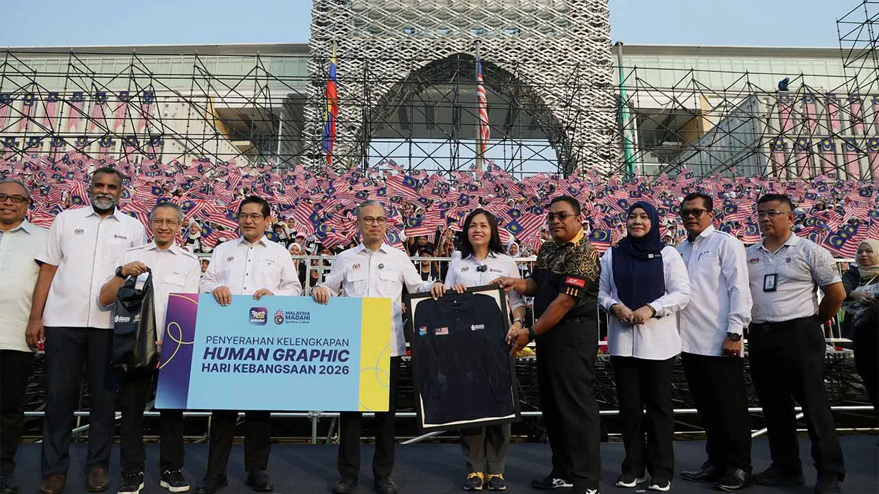 PUTRAJAYA, 24 Ogos -- Menteri Komunikasi Datuk Seri Fahmi Fadzil (lima,kiri) bersama timbalannya Teo Nie Ching (lima,kanan) bergambar kenangan pada Sesi Penyerahan Sumbangan Penajaan oleh Rakan Strategik kepada Peserta Human Grafic sempena Sambutan Hari Kebangsaan 2026 di Dataran Putrajaya hari ini.  Turut kelihatan Ketua Setiausaha Kementerian Komunikasi Datuk Abdul Halim Hamzah (tiga,kiri).  --fotoBERNAMA (2026) HAK CIPTA TERPELIHARA