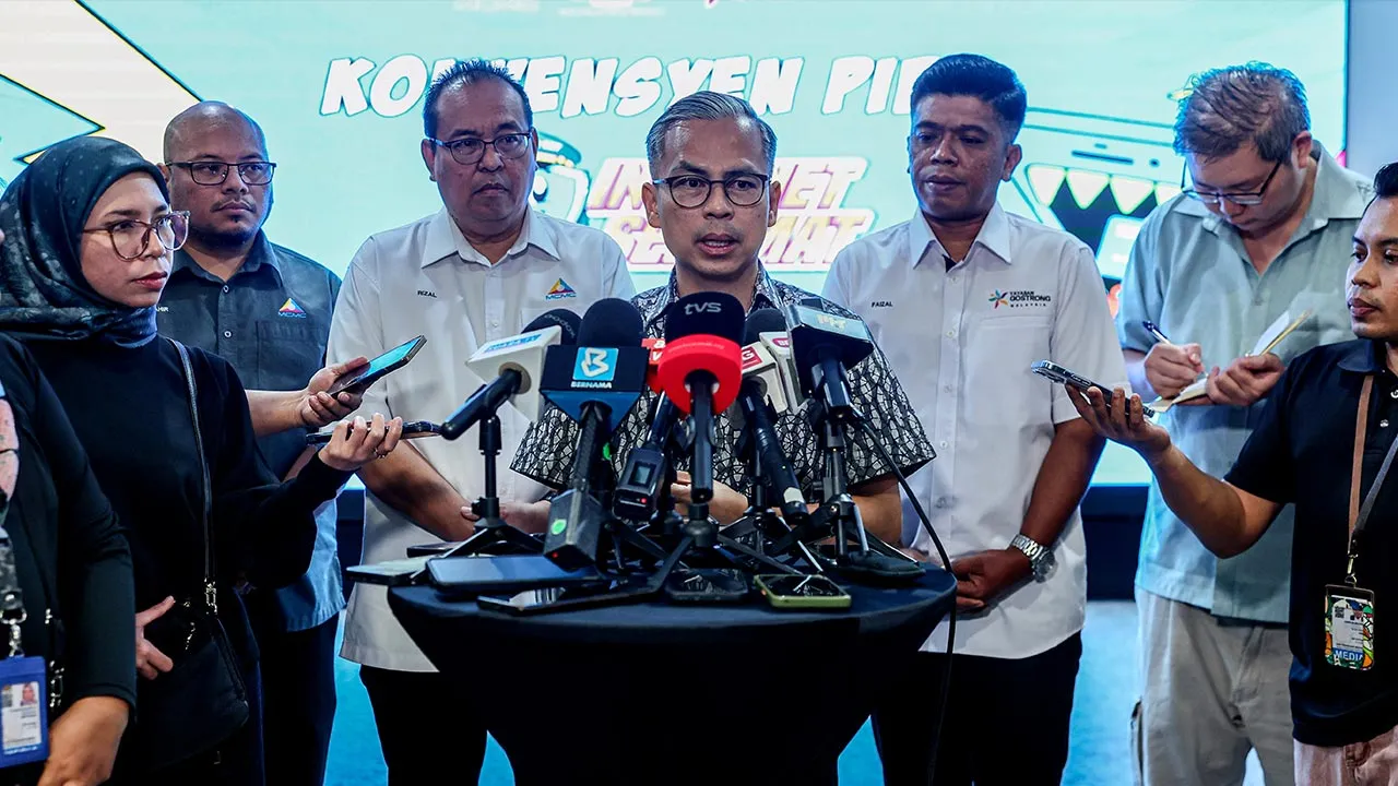 KUALA LUMPUR, 8 Ogos -- Menteri Komunikasi Datuk Seri Fahmi Fadzil ketika sidang media selepas Konvensyen PIBG Internet Selamat 2026 Peringkat Wilayah Persekutuan Kuala Lumpur di Imbi Convention Hall, Cheras hari ini.  -- fotoBERNAMA (2026) HAK CIPTA TERPELIHARA