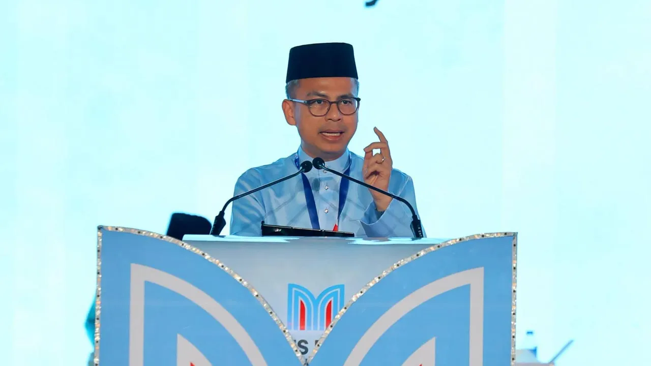 Hari ini di Kongres Nasional KEADILAN 2026, saya bentangkan Usul Ekonomi dan Kestabilan Politik, aspirasi daripada 741 usul melibatkan 176 Cabang KEADILAN dari seluruh negara. -- FB Fahmi Fadzil