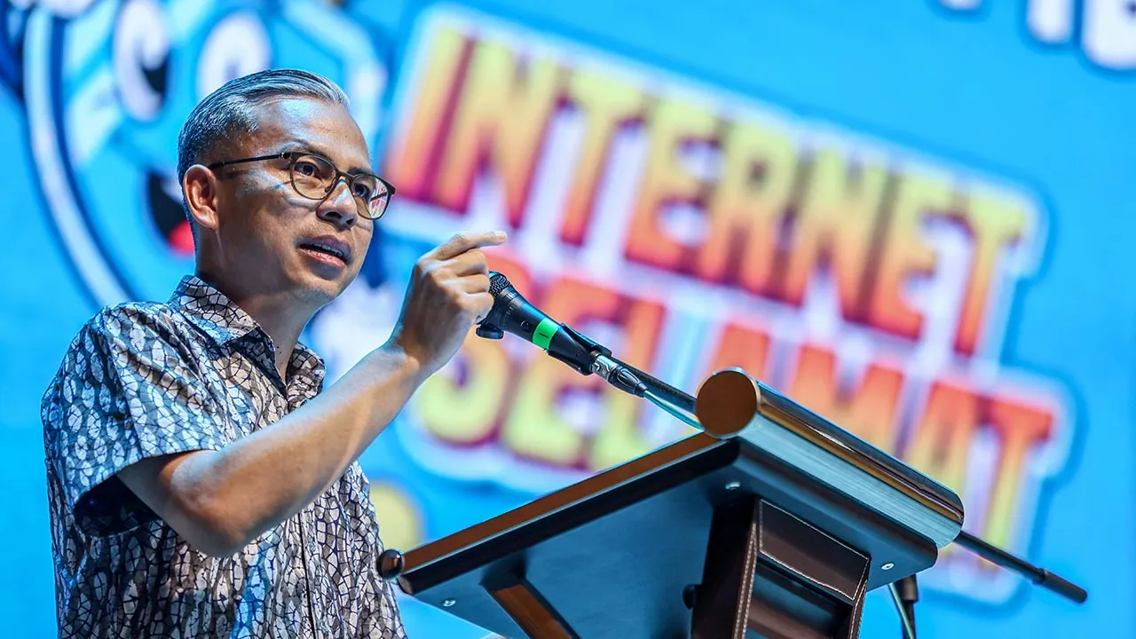KUALA LUMPUR, 8 Ogos -- Menteri Komunikasi Datuk Seri Fahmi Fadzil menyampaikan ucapan Konvensyen PIBG Internet Selamat 2026 Peringkat Wilayah Persekutuan Kuala Lumpur di Imbi Convention Hall, Cheras hari ini.  -- fotoBERNAMA (2026) HAK CIPTA TERPELIHARA