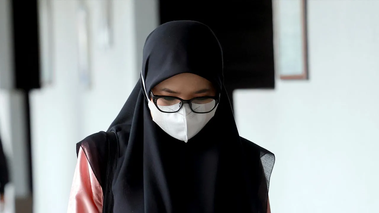 KUALA LUMPUR, 6 Ogos -- Pelakon Farah Wahida Zainuddin, 44, didakwa di Mahkamah Sesyen Kuala Lumpur hari ini atas pertuduhan membuat tuntutan palsu membabitkan insentif di bawah Program Daya Kerjaya 2.0 Pertubuhan Keselamatan Sosial (PERKESO), dua tahun lepas.  --fotoBERNAMA (2026) HAK CIPTA TERPELIHARA