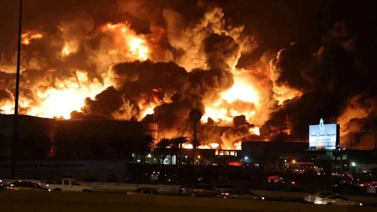  fire at a sofa factory in Manfua area of ​​Riyadh, Saudi Arabia yesterday, August 9, 2026.  --  Muhammad mostafizur/@Muhammadmo40519