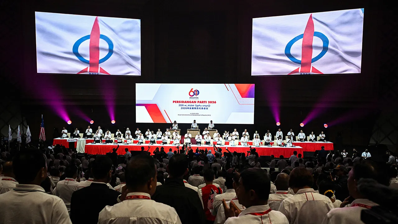 PUTRAJAYA, 16 Ogos -- Pengerusi Kebangsaan DAP, Gobind Singh Deo (tengah) hadir pada Persidangan Kebangsaan DAP 2026 di Pusat Konvensyen Antarabangsa Putrajaya, hari ini.
