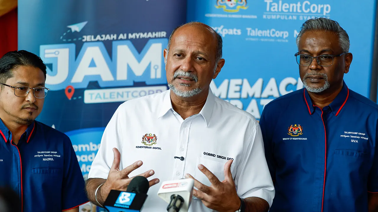 KUALA LUMPUR, 8 Ogos -- Menteri Digital Gobind Singh Deo pada sidang media selepas menghadiri Program Jelajah AI MyMahir (JAM) TalentCorp di SJK (C) Puay Chai 2, Bandar Utama hari ini.  Program anjuran TalentCorp, agensi strategik di bawah Kementerian Sumber Manusia (KESUMA), mencerminkan kerjasama erat Kementerian Digital, KESUMA dan TalentCorp dalam memperkukuh agenda pembangunan bakat AI negara.  Kepentingan MyMahir-NAICI turut diperkukuh menerusi pengumuman Perdana Menteri Datuk Seri Anwar Ibrahim dalam