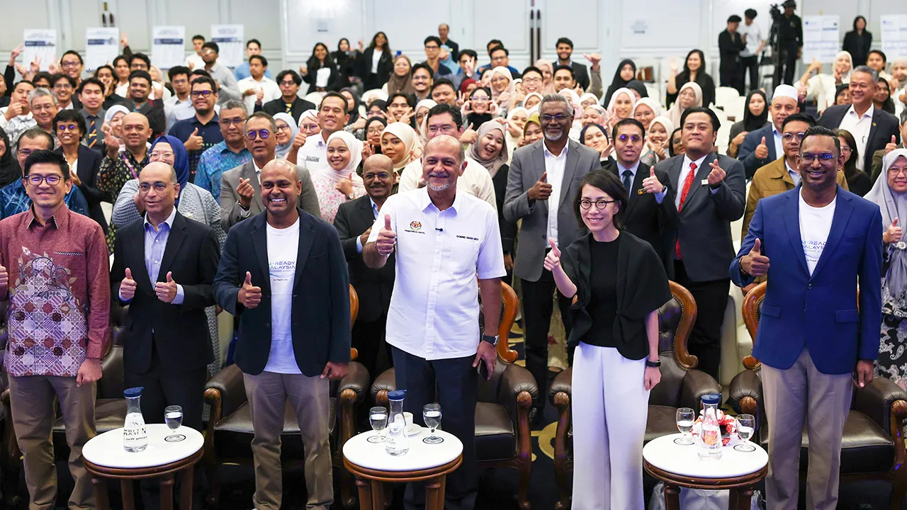 PETALING JAYA, 14 Ogos –- Menteri Digital Gobind Singh Deo bergambar bersama peserta yang hadir ke Sidang Kemuncak AI Ready Malaysia 2026 hari ini.  Hadir sama Pengasas Bersama Pepper Labs, Ir. Kuhan Pathy.  -- fotoBERNAMA (2026) HAK CIPTA TERPELIHARA