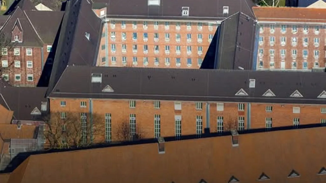 A man walked out of a German prison on Sunday morning, and the bars on his cell window were the least of the problem. The 35-year-old had been sitting in pre-trial detention at JVA Duisburg-Hamborn since February 10. At about 3:20 in the morning he cut through a bar on his third-floor cell window, pried the fine grating aside using his cell table, squeezed through the gap, climbed the outside wall up to the fourth floor and got over the roof. Police are still searching for him._FB MS in Germany Study, Work 