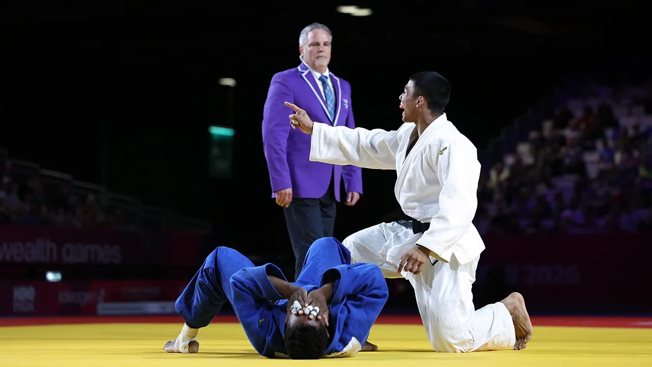 GLASGOW, 1 Ogos -- Aksi emas atlet judo lelaki negara Amir Daniel Abdul Majeed (putih) ketika menentang atlet Afrika Selatan Meuwsen Timothy pada perlawanan akhir kategori 81 kilogram lelaki di temasya Sukan Komanwel Glasgow 2026 di Scottish Event Campus (SEC) hari ini.  --fotoBERNAMA (2026) HAK CIPTA TERPELIHARA