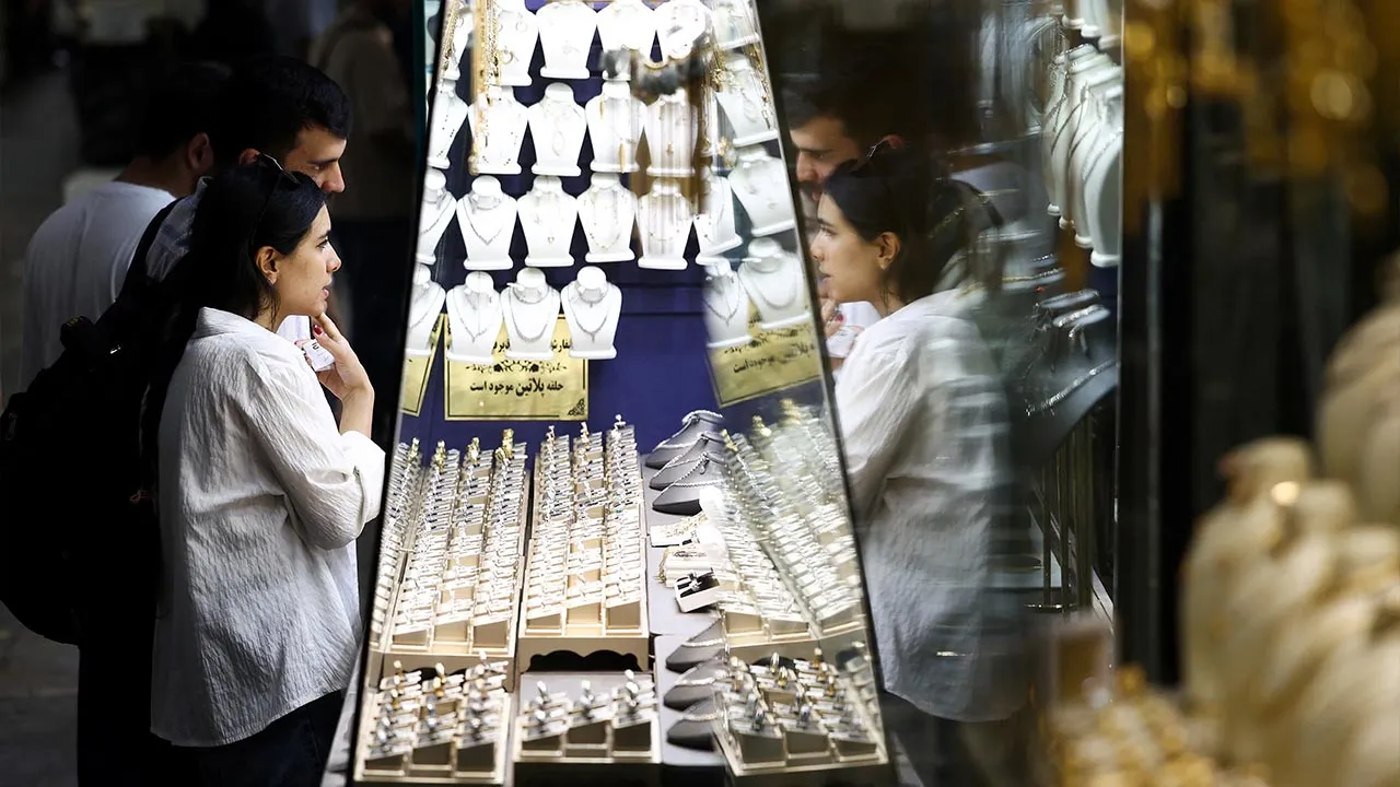 An Iranian woman looks at the display of a gold and jewellery shop in the Grand Bazaar in Tehran, Iran, August 17, 2026. Majid Asgaripour/WANA (West Asia News Agency) via REUTERS ATTENTION EDITORS - THIS PICTURE WAS PROVIDED BY A THIRD PARTY. ISRAEL OUT. NO COMMERCIAL OR EDITORIAL SALES IN ISRAEL. NO ACCESS FOR ISRAELI MEDIA. NO USE BBC PERSIAN. NO USE VOA PERSIAN. NO USE MANOTO. NO USE IRAN INTERNATIONAL. NO USE RADIO FARDA. DIGITAL: NO USE BBC PERSIAN. NO USE VOA PERSIAN. NO USE MANOTO. NO USE IRAN INTERN