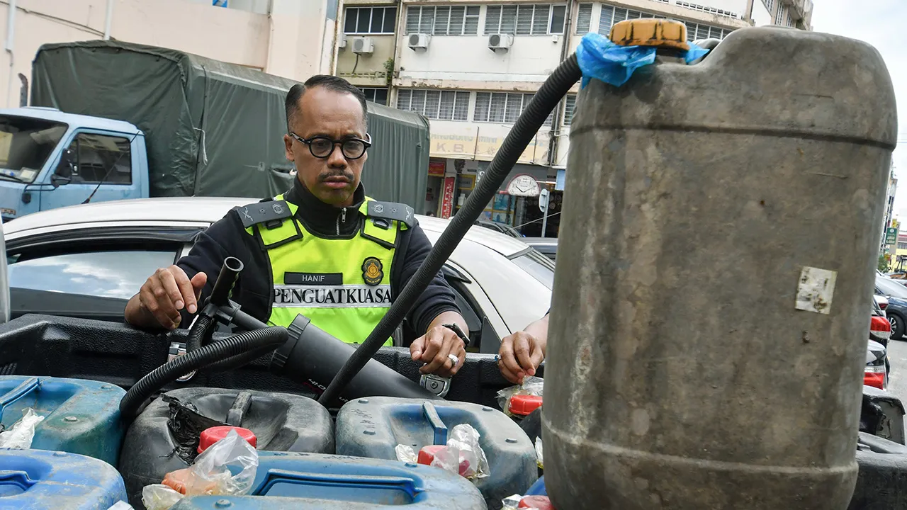 KOTA BHARU, 6 Ogos -- Pengarah Kementerian Perdagangan Dalam Negeri dan Kos Sara Hidup (KPDN) Kelantan Hanif Yusabra Yusof melihat sebahagian tong plastik berisi minyak petrol yang dirampas ketika ditemui BERNAMA di Pejabat KPDN Kelantan di sini.  KPDN Kelantan mengesan sindiket penyeludupan petrol dan diesel di sempadan negeri ini menggunakan taktik ‘tentera semut’, iaitu membawa bahan api dalam kuantiti kecil secara berulang kali bagi mengelakkan dikesan pihak berkuasa.  --fotoBERNAMA (2026) HAK CIPTA TER