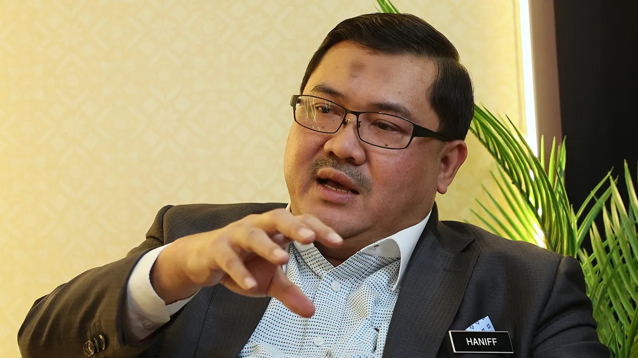 SERDANG, 4 Ogos -- Ketua Sekretariat MAHA 2026 merangkap Setiausaha Bahagian Industri Makanan dan Asas Tani Kementerian Pertanian dan Keterjaminan Makanan (KPKM) Datuk Dr Mohd Haniff Hassan ketika ditemu bual Bernama mengenai penganjuran Pameran Pertanian, Hortikultur dan Agropelancongan Malaysia (MAHA) 2026.  MAHA 2026 yang berlangsung dari 28 Ogos hingga 6 September ini akan memanfaatkan kawasan seluas 320 ekar menerusi pameran dalam dan luar dewan bagi memberi pengalaman menyeluruh kepada pengunjung sert