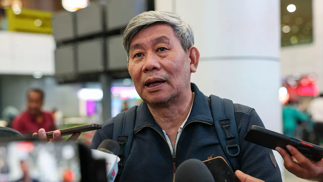 SEPANG, 25 Ogos -– Ketua Jurulatih Beregu Lelaki Herry Iman Pierngadi ditemu bual pemberita sejurus tiba di Lapangan Terbang Antarabangsa Kuala Lumpur (KLIA) hari ini._BERNAMA