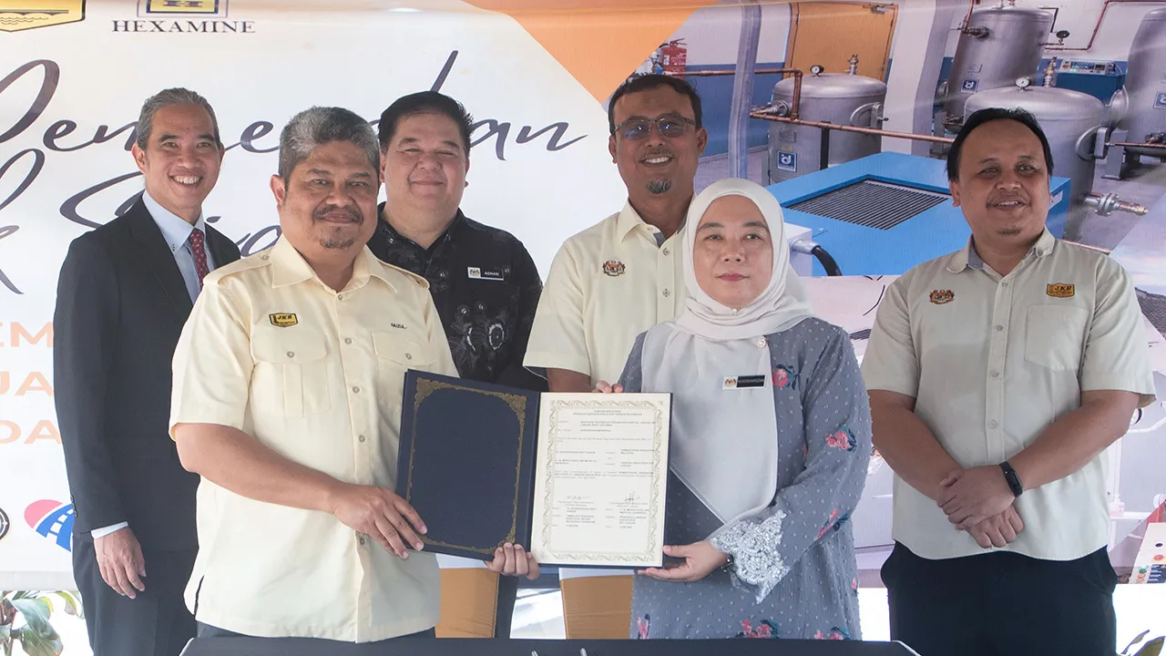 LABUAN, 12 Ogos -- Pengarah Hospital Labuan Dr Adnan Musa Balidran (tiga, kiri) menyaksikan penyerahan dokumen projek siap daripada Pengarah Jabatan Kerja Raya (JKR) Labuan Ir Mohd Faizul Mohd Ali Hanapiah (dua, kiri) kepada Timbalan Pengarah Kesihatan (Perubatan) Labuan, Dr Noorharizan Harun (dua, kanan) pada Majlis Penyerahan Projek Siap Naik Taraf Sistem Gas Perubatan di Hospitan Labuan hari ini.  Projek menaik taraf sistem gas perubatan yang bernilai RM13.157 juta di Hospital Labuan siap dilaksanakan, b