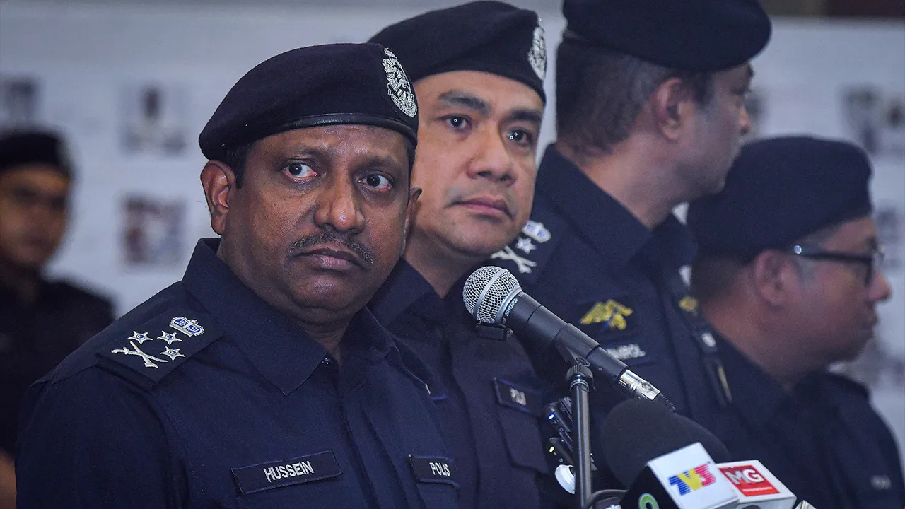 SHAH ALAM, 4 Ogos -- Pengarah Jabatan Siasatan Jenayah Narkotik Bukit Aman Datuk Hussein Omar Khan ketika sidang media mengenai kejayaan anggota polis menumpaskan sindiket pengedaran dadah yang bernilai RM42 juta di Ibu Pejabat Polis Kontinjen Selangor hari ini.