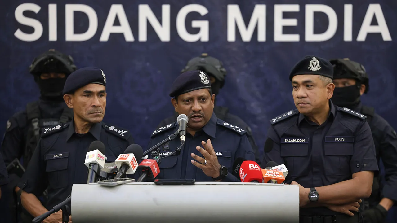 Shah Alam , 4 Ogos 2026. Pengarah JSJN Bukit Aman Datuk Hussein Omar Khan pada sidang media berikutan kejayaan Jabatan Siasatan Jenayah Narkotik Polis DiRaja Malaysia dalam menumpaskan sidiket pengedaran dadah bagi pasaran tempatan dan antarabangsa di IPK Selangor.Astro AWANI / SHAHIR OMAR