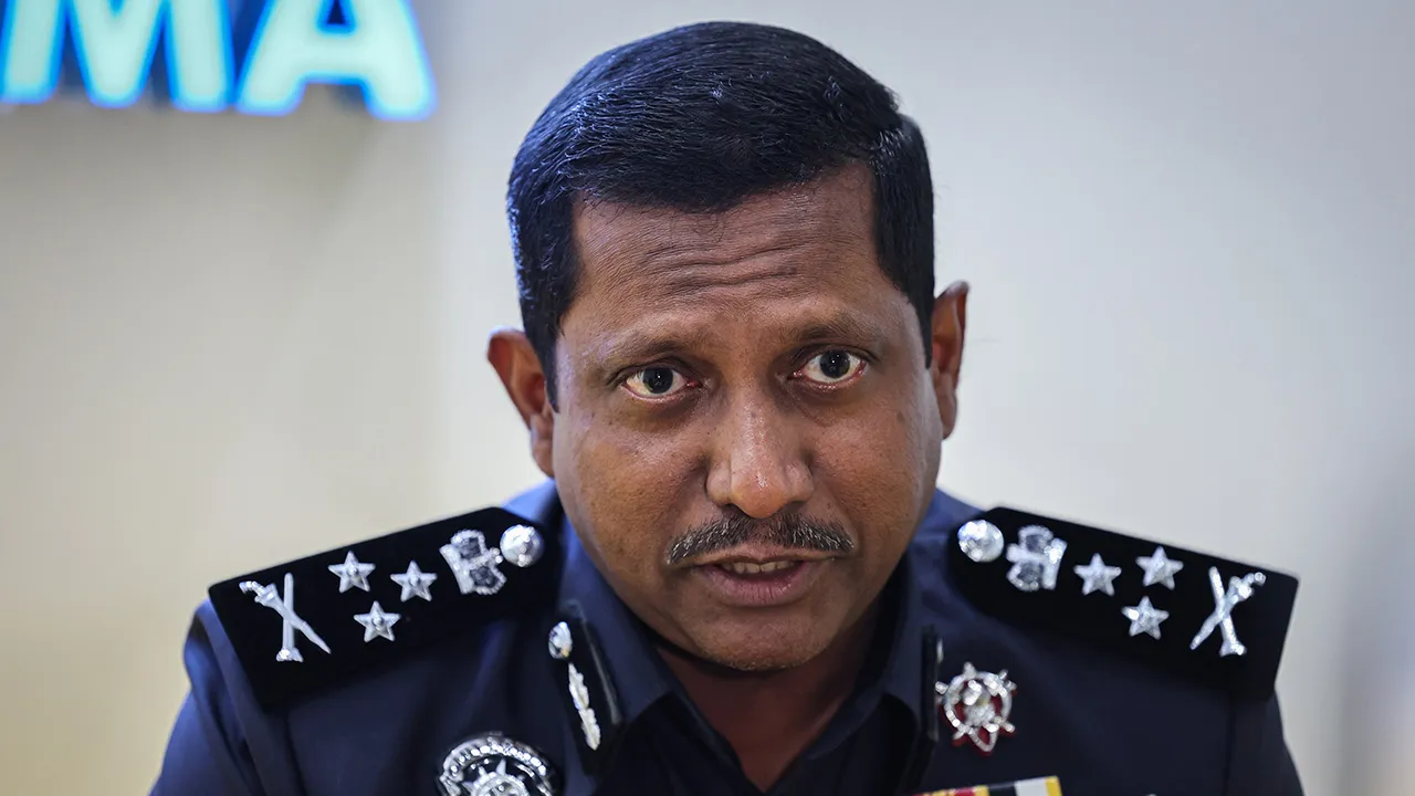 KUALA LUMPUR, 5 Ogos -- Pengarah Jabatan Siasatan Jenayah Narkotik (JSJN) Bukit Aman, Datuk Hussein Omar Khan, ketika ditemui pemberita selepas menghadiri Program Waspada bertajuk Musuh Dalam Senyap: Perangi Dadah, Lindungi Generasi terbitan Bernama Radio di Wisma Bernama, hari ini.  --fotoBERNAMA (2026) HAK CIPTA TERPELIHARA