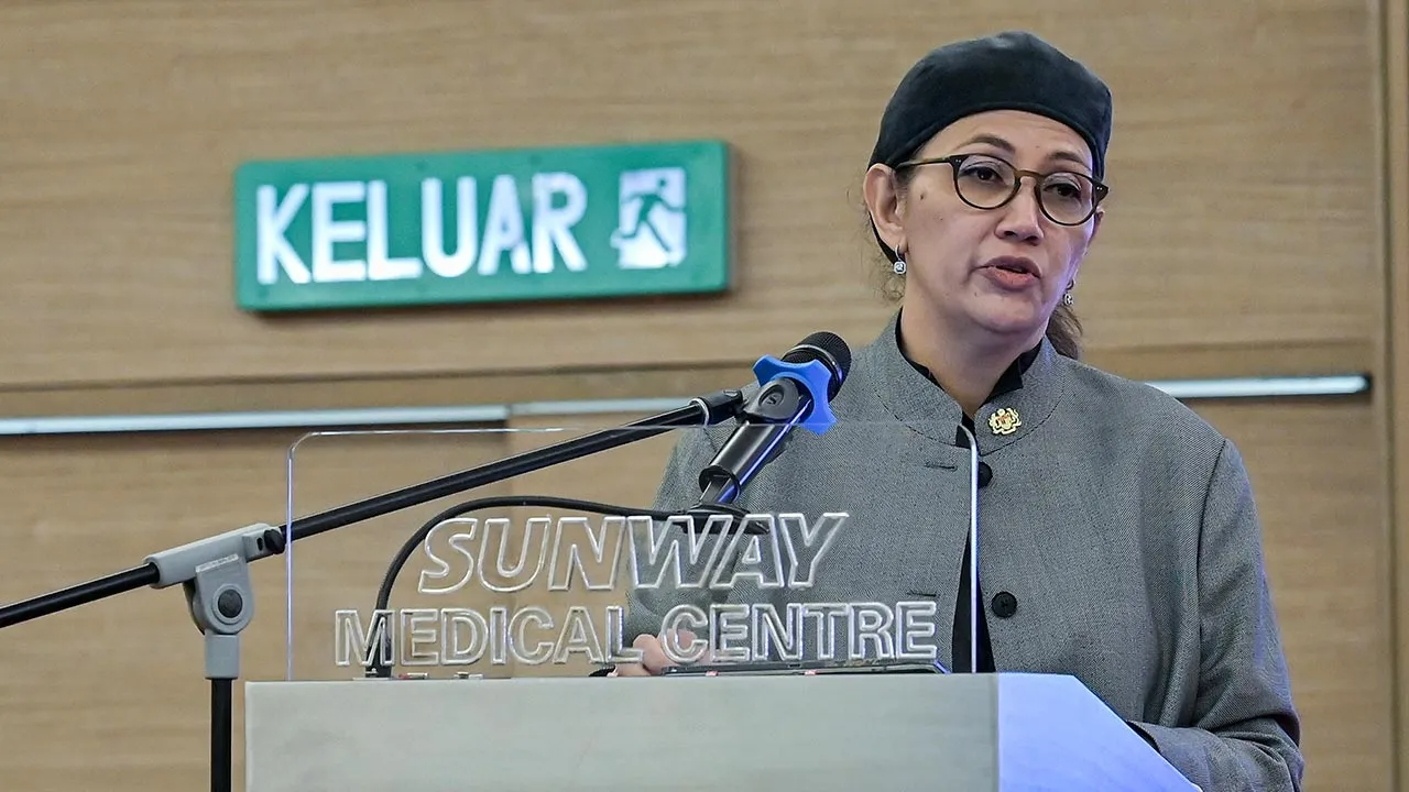 SUBANG JAYA, 6 Ogos -- Timbalan Menteri Kesihatan Datuk Hanifah Hajar Taib menyampaikan ucapan pada Majlis Graduasi Perdana Unlocking Hope for Alzheimer's Disease: Dementia Care Skill Training Courses dan pelancaran Kempen Kesedaran Demensia Kebangsaan di Sunway Medical Centre, Sunway City hari ini.  --fotoBERNAMA (2026) HAK CIPTA TERPELIHARA