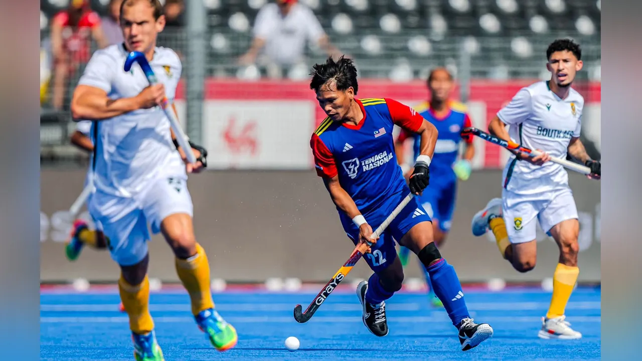 Sikap tidak mudah mengaku kalah menjadi antara faktor utama kejayaan Skuad Senior Lelaki Kebangsaan mengikat Afrika Selatan 3-3 dalam aksi terakhir klasifikasi Kumpulan H, FIH Hoki Piala Dunia 2026 di Arena Hoki Belfius hari ini. Apa yang membanggakan adalah jaringan di saat-saat akhir Faizal Saari pada minit ke-60 menjadi reaksi balas sempurna daripada Speedy Tigers selepas tewas kepada Ireland dalam aksi sebelum ini. 📸 : International Hockey Federation (FIH) - KREDIT : Facebook Malaysian Hockey Confedera