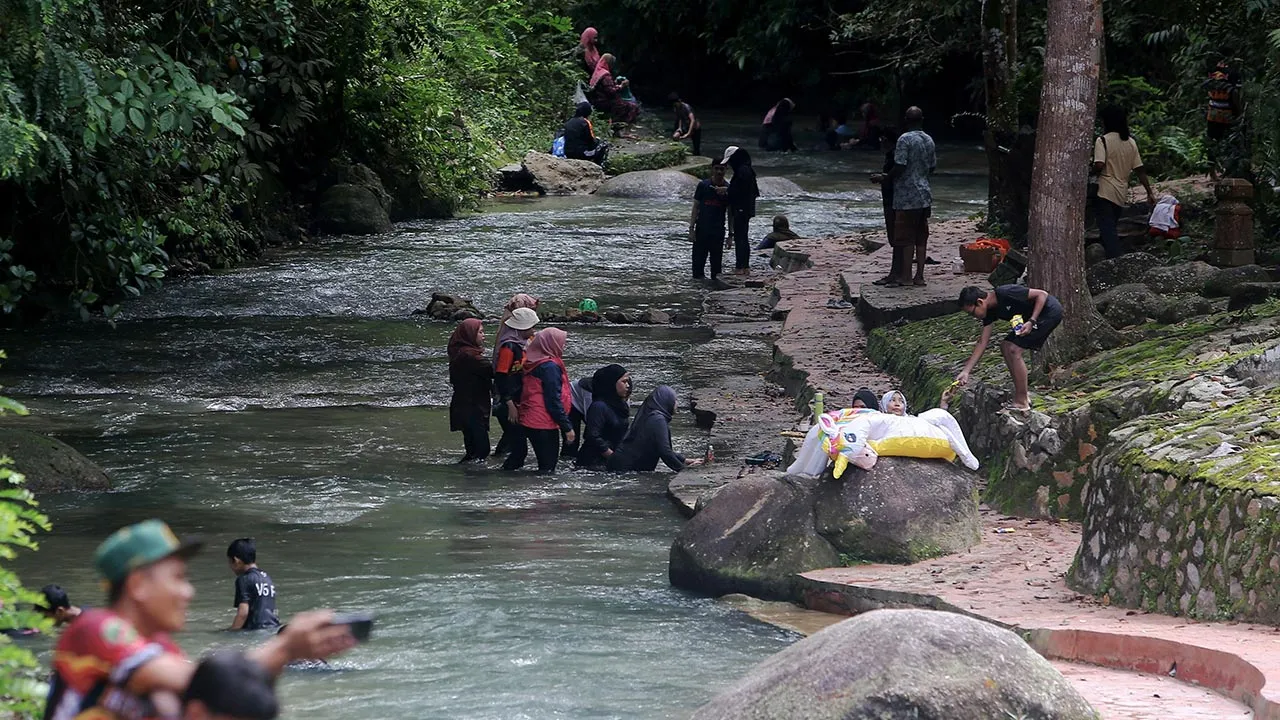 KUALA PILAH, 17 Dis - DEGIL... Masih terdapat segelintir orang ramai yang mengunjungi Pusat Rekreasi Hutan Lipur Ulu Bendul biarpun kawasan tersebut telah ditutup sementara sebagai langkah berjaga-jaga berikutan musim tengkujuh dan risiko kejadian kepala air ketika tinjauan di kawasan tersebut, hari ini. Timbalan Perdana Menteri Datuk Seri Dr Ahmad Zahid Hamidi yang juga Pengerusi Jawatankuasa Bencana Pusat menyarankan agar semua tapak perkhemahan berhampiran cerun bukit atau tepi sungai dikosongkan sementa