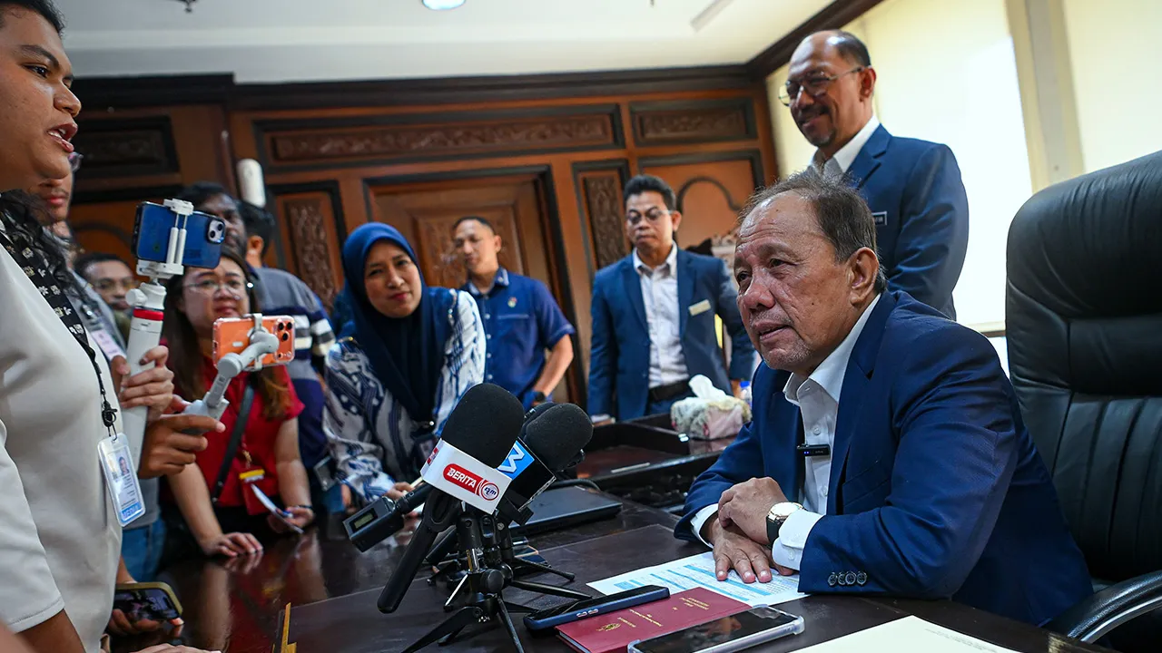 SEREMBAN, 4 Ogos -- Menteri Besar Negeri Sembilan Datuk Ismail Lasim (duduk) menjawab pertanyaan wartawan sebaik tiba bagi memulakan tugas hari pertama beliau di Pejabat Menteri Besar Negeri Sembilan, Wisma Negeri hari ini.