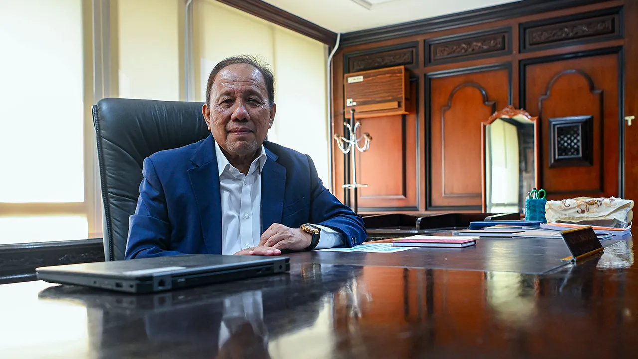 SEREMBAN, 4 Ogos -- Menteri Besar Negeri Sembilan Datuk Ismail Lasim bergambar sebelum memulakan tugas hari pertama beliau di Pejabat Menteri Besar Negeri Sembilan, Wisma Negeri hari ini.
