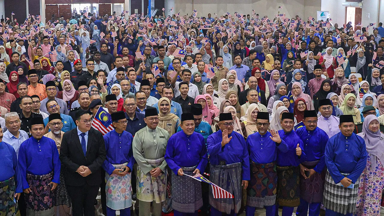 SEREMBAN, 14 Ogos -- Menteri Besar Negeri Sembilan Datuk Ismail Lasim (tengah) bergambar bersama kakitangan awam pada Perhimpunan Penjawat Awam dan Pelancaran Kibar Jalur Gemilang Peringkat Negeri Sembilan di Dewan Majlis Bandaraya Seremban, hari ini.